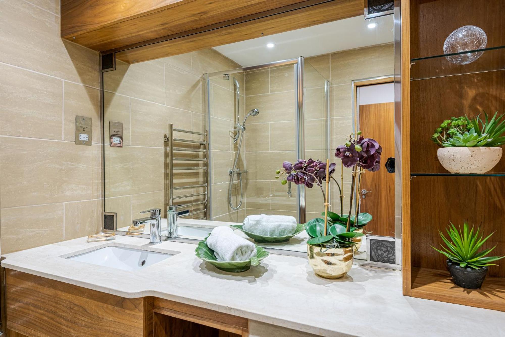 Modern 2Bd Apartment With Ac And Harrods View
